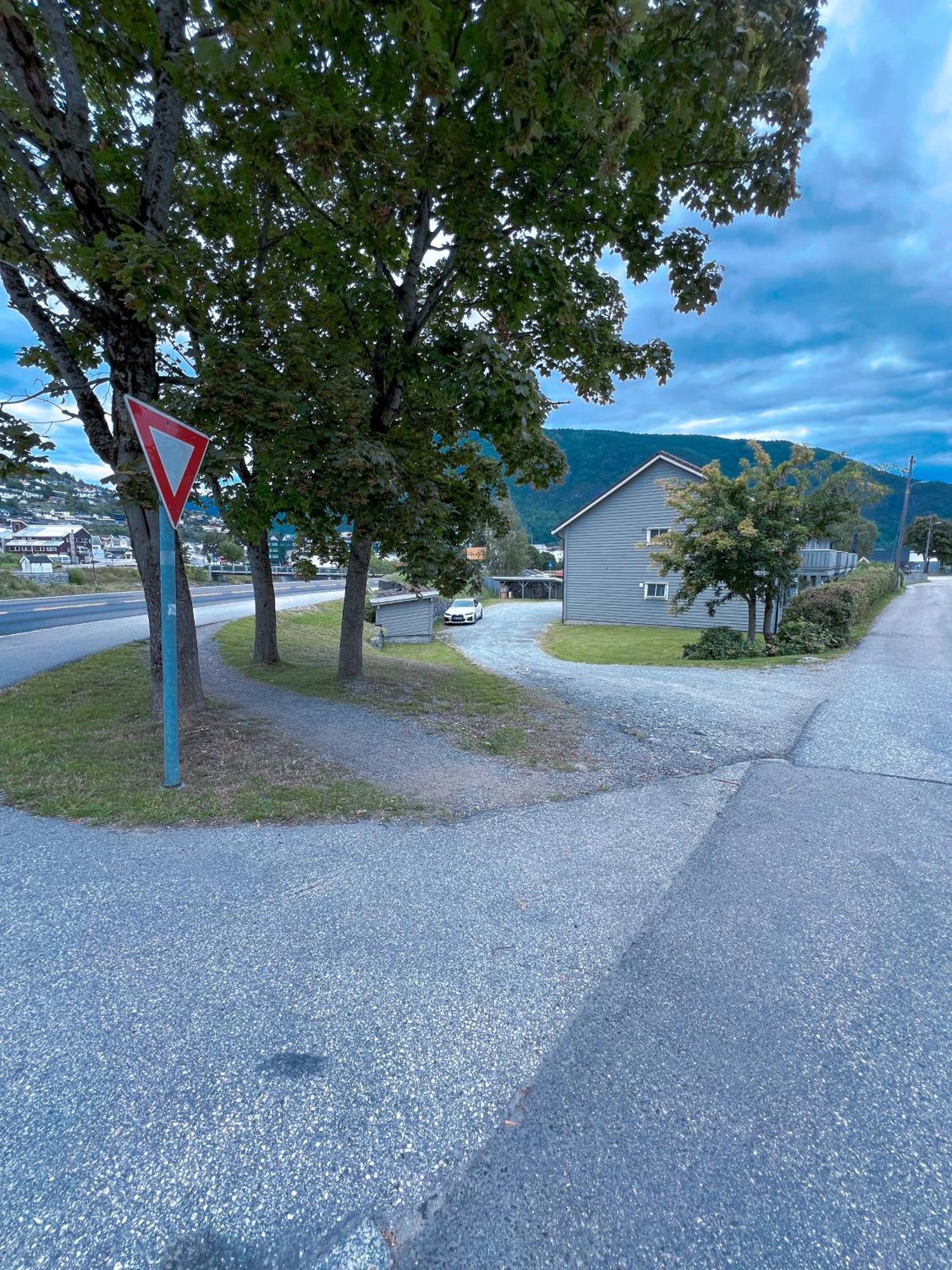 Privat Rom I Leilighet Hotel Sogndal Exterior photo
